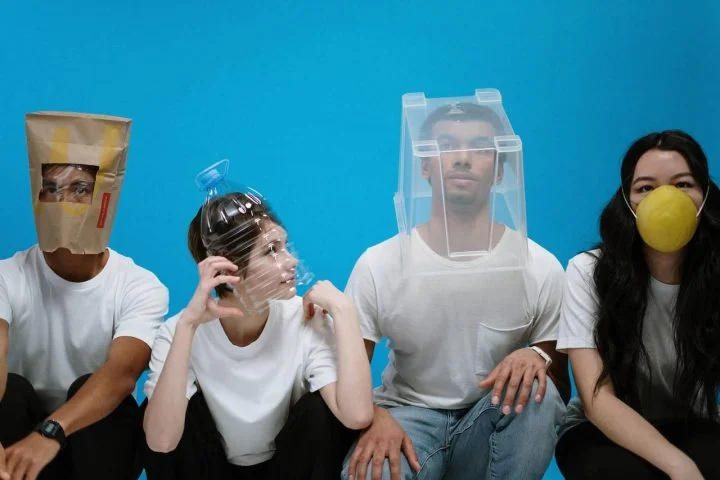 des jeunes qui se protègent du coronavirus avec des masques